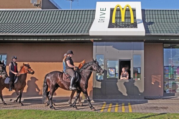 ... : Anbindebalken fÃ¼r Pferde im Wildenfelser McDonaldâ€™s Restaurant