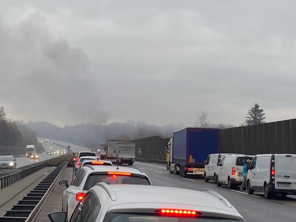 A Bei Frankenberg Brennendes Auto Sorgt F R Verkehrsbehinderungen