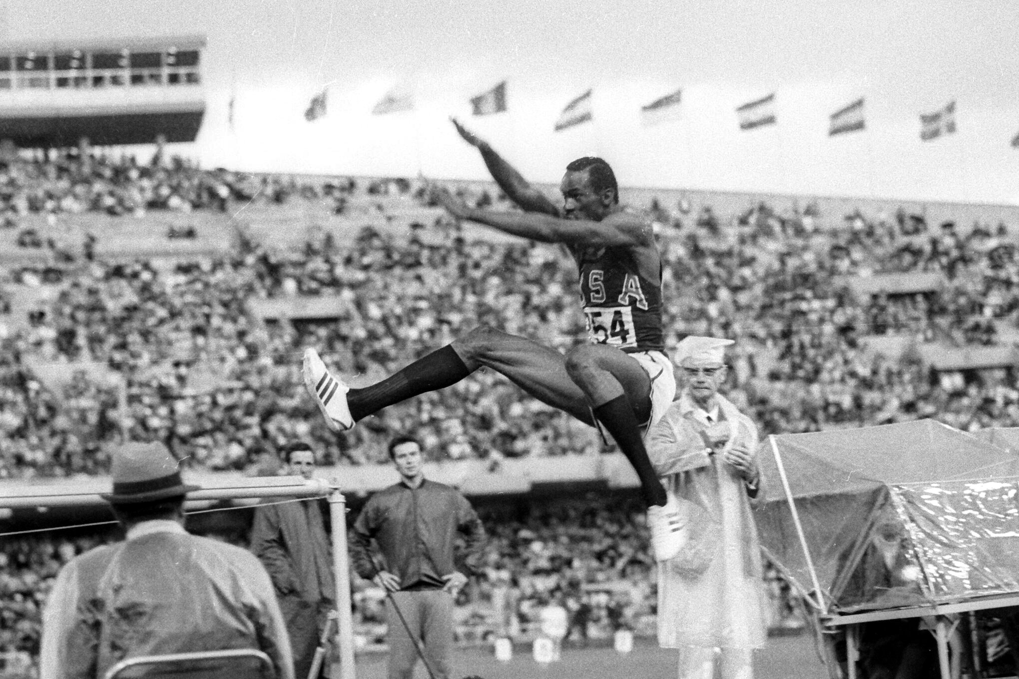 Bob Beamon Olympiagold Von 1968 Versteigert