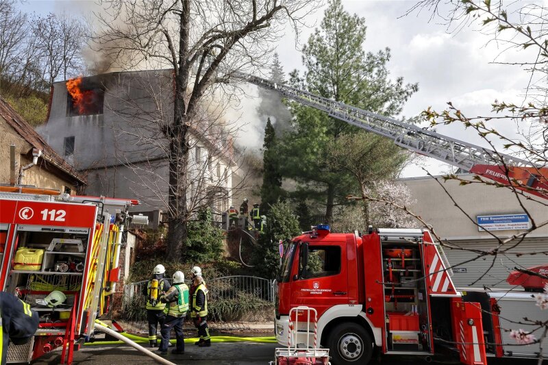 Feuer Zerst Rt Haus Einer F Nfk Pfigen Familie In Meerane Gibt Es Eine