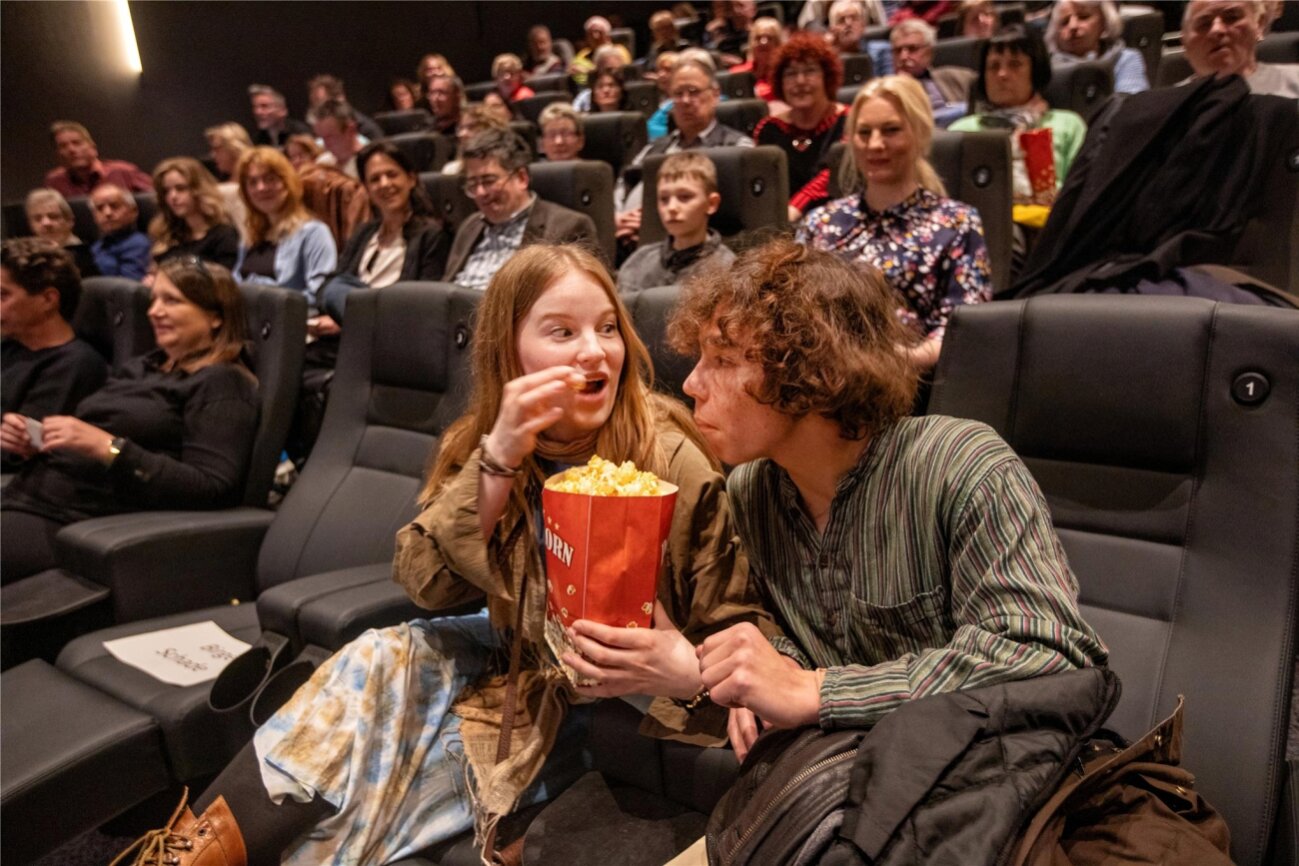 News Zur Kino Premiere Von Mandat F R Mai Serienmacher K Ndigen