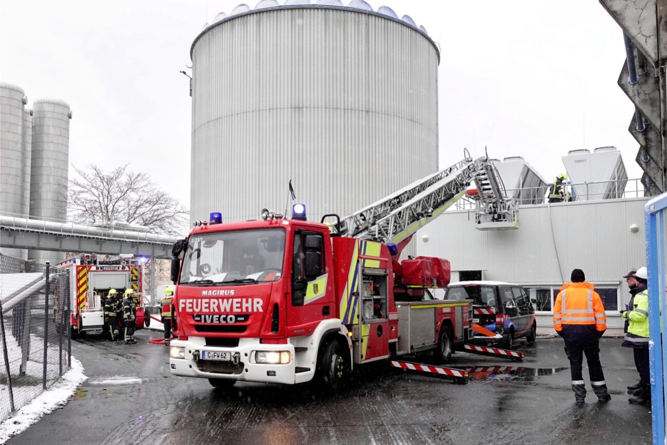 Retter mit Blaulicht auf Gelände von Energieversorger in Chemnitz Das