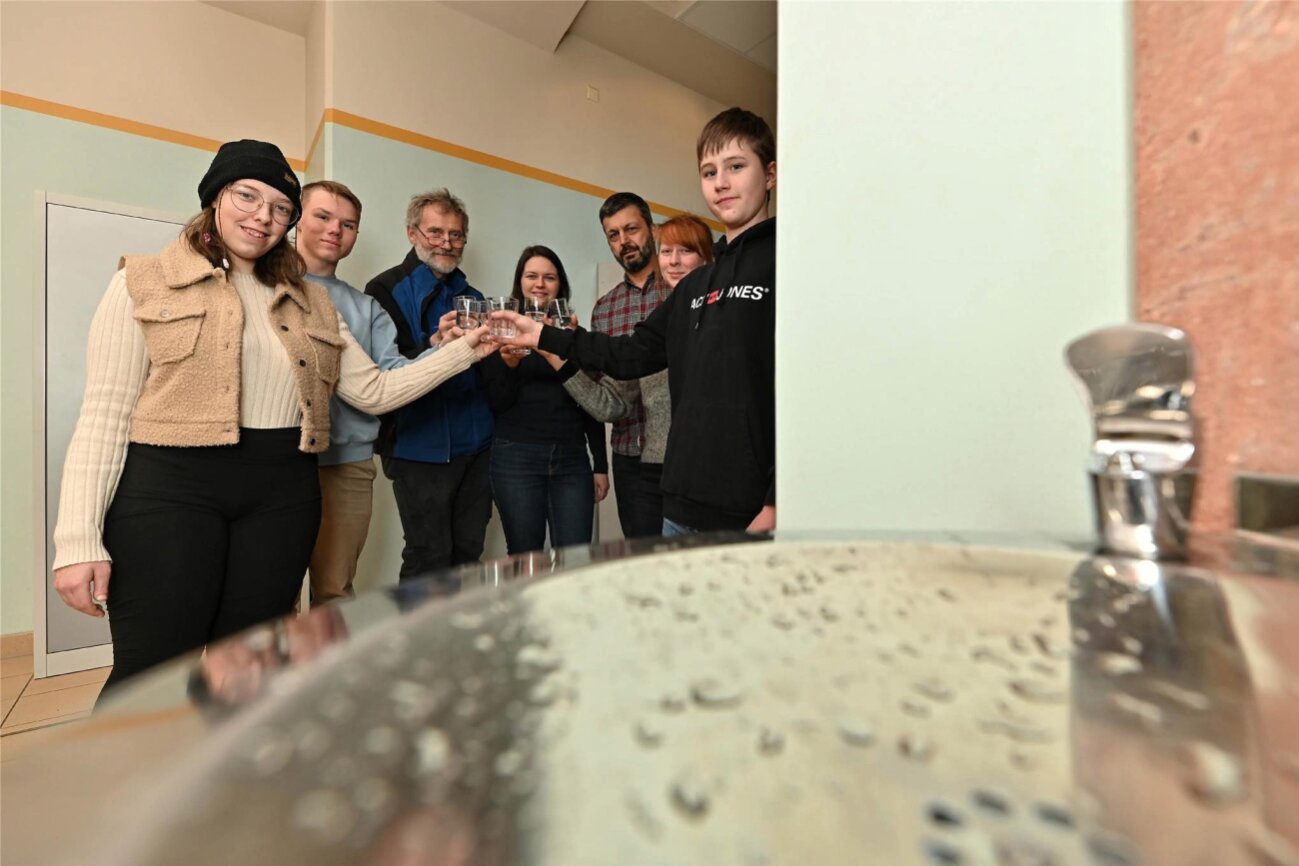 Rochlitzer Schüler genießen Wasser aus neuem Trinkbrunnen