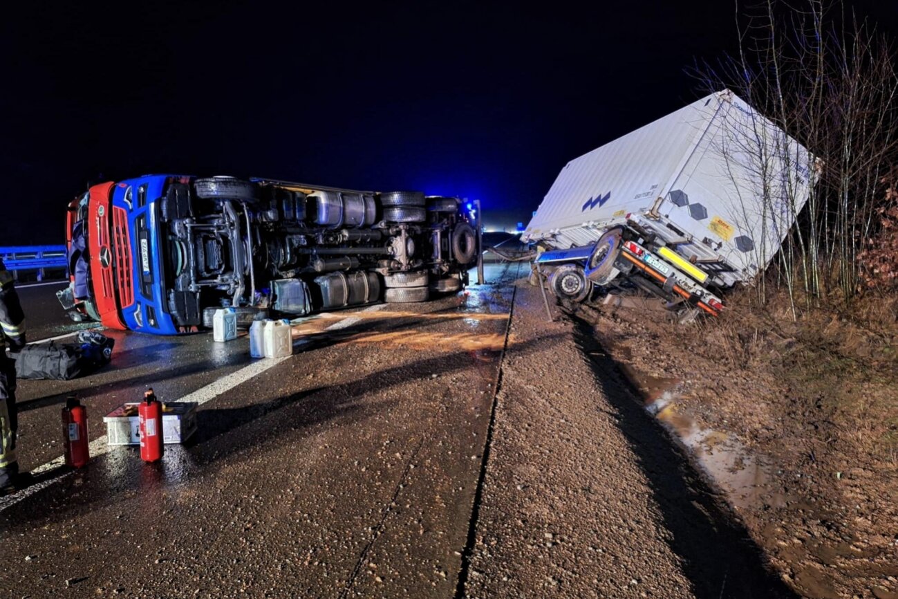 Sattelzug Kippt Auf A Um Autobahn In Richtung Dresden Voll Gesperrt