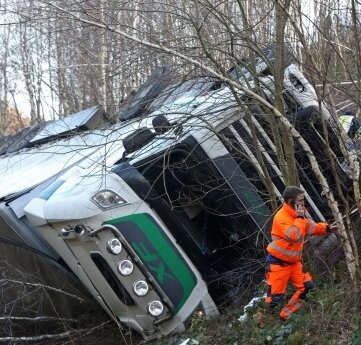 Sattelzug Kommt Von Der Autobahn Ab Fahrer Ins Krankenhaus Eingeliefert