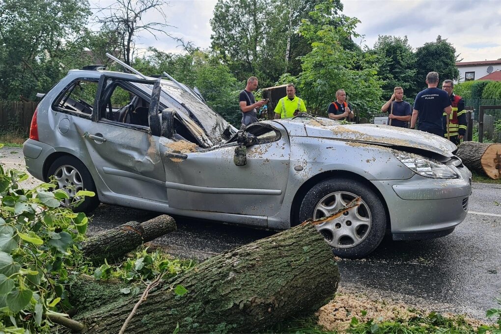 Schwerer Hagelsturm über Plauen Baum kracht auf Auto Frau eingeklemmt