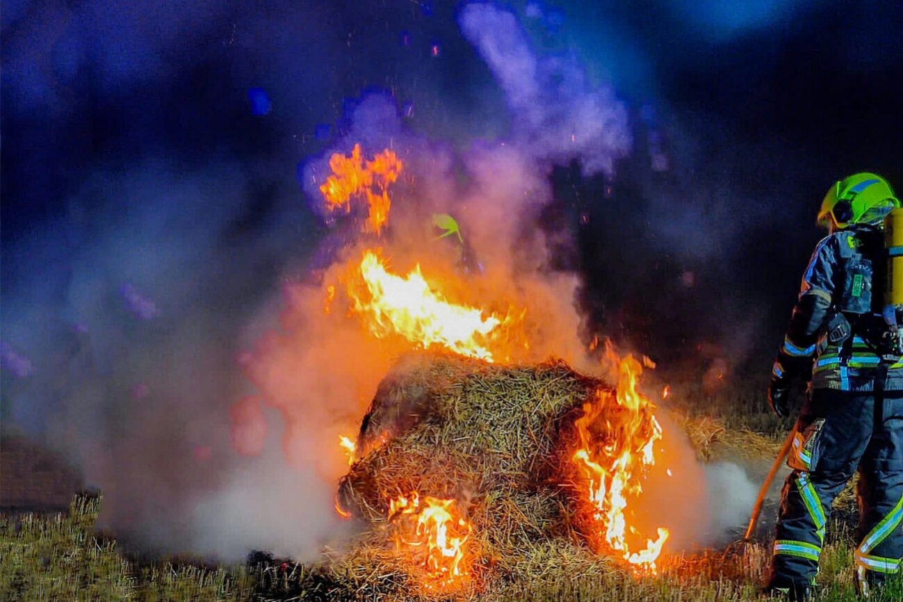 Strohballen Brennt Am Montagabend In Oberlungwitz 40 Feuerwehrleute