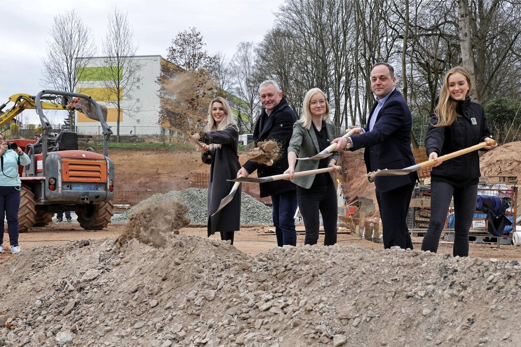 Symbolischer Erster Spatenstich F R Neuen Edeka In M Lsen Vor