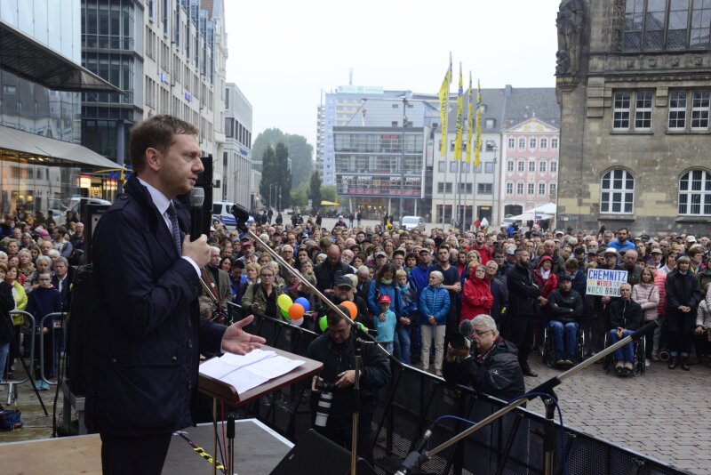 Update Mehr Als Tausend Menschen Bei Kundgebungen Auf Dem Chemnitzer Markt