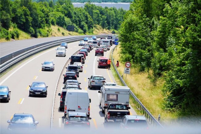 Zwei Unfälle im Abstand von 50 Metern Kilometerlanger Stau auf der A 4