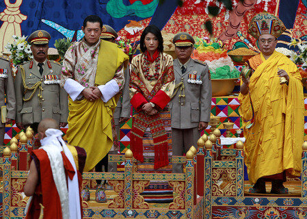 <p>
	Zum Höhepunkt der Feier in einem aus dem 17. Jahrhundert stammenden Kloster in der früheren Hauptstadt Punakha setzte der 31-Jährige seiner zehn Jahre jüngeren Braut die Krone auf und machte sie damit zur Königin.</p>
