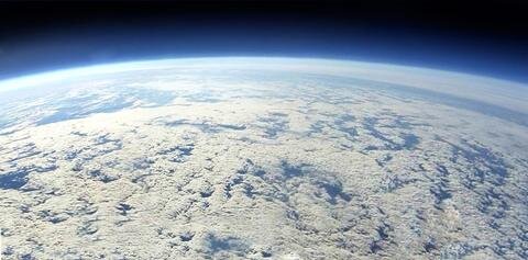 <p>
	Bis in eine Höhe von 35 Kilometer über der Erde haben vier junge Zwönitzer (Erzgebirgskreis) einen Wetterballon aufsteigen lassen. </p>
