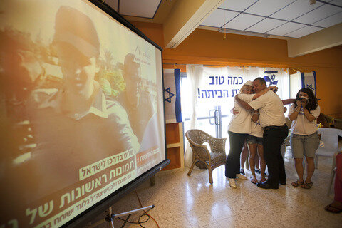 <p>
	Die Menschen in Israel reagieren sehr emotional&nbsp; auf die Freilassung. Gilad Schalit kehrt nach mehr als fünf Jahren nachhause zurück.</p>
