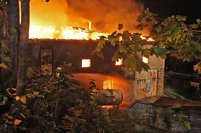 <p>
	Großeinsatz in Schwarzenberg: Eine Garage, die sich in einer ehemaligen Lagerhalle auf dem Kutscherberg befand, ist am Sonntagmorgen in Flammen aufgegangen.</p>
