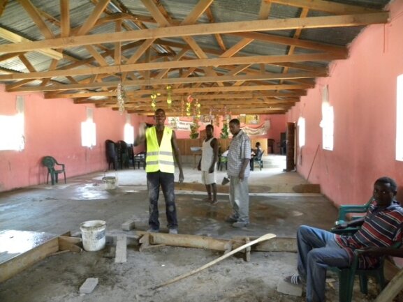 <p>
	Arbeit für Männer: neuer Betonfussboden für die Gospelkirche</p>
