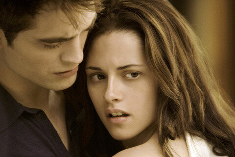 Darin geben sich Bella (Kristen Stewart) und Edward das Ja-Wort und zeugen in den Flitterwochen auf einer einsamen Insel ein Kind.