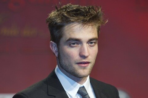 Pattinson spielt in den Filmen den Vampir Edward Cullen, ...