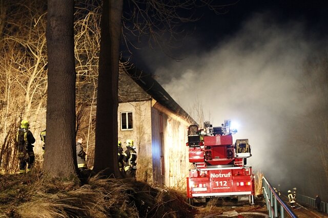 <p>
	Komplett ausgebrannt ist am Freitagnachmittag ein ehemaliger Bauernhof in Sehma.</p>
