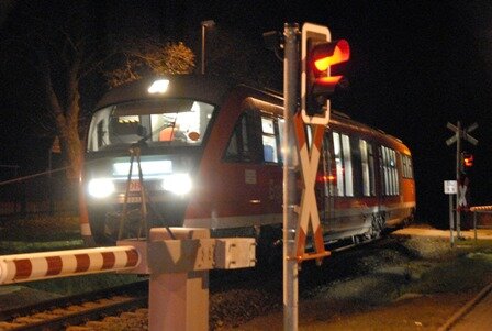 <p>
	Eine 19 Jahre alte Frau ist am Freitag gegen 20.25 Uhr bei einem Unfall am Bahnübergang Zöblitzer Straße in Olbernhau ums Leben gekommen.</p>
