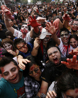<p>
	Mit blutverschmierten Gesichtern und verkokelten Gewändern zogen sie vom Revolutionsdenkmal zum zentralen Zocalo-Platz in der Millionenmetropole.</p>
