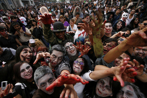 <p>
	Knapp 10.000 Menschen haben sich in Mexiko-Stadt an einem sogenannten Marsch der Zombies beteiligt.</p>
