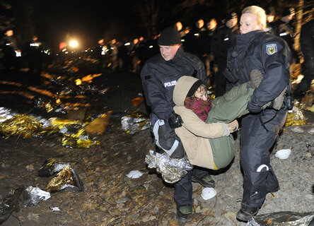 <p>
	Die Bürgerinitiative Lüchow-Dannenberg berichtet von 335 Demonstranten, die nach ihren Erkenntnissen durch Polizisten verletzt worden sind.</p>
