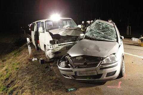 Der 25-jährige Beifahrer im Opel starb noch am Unfallort, der gleichaltrige Fahrer erlag im Krankenhaus seinen Verletzungen. 