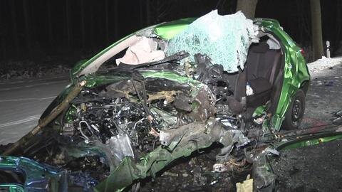 <p>
	Bei einem schweren Unfall im Westerzgebirge ist am Montagabend ein 33-jähriger Mazda-Fahrer ums Leben gekommen.</p>
