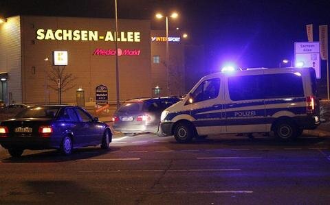 <p>
	Das Einkaufszentrum &quot;Sachsen-Allee&quot; am Chemnitzer Thomas-Mann-Platz ist am Dienstagabend nach einer Bombendrohung geräumt worden.</p>

