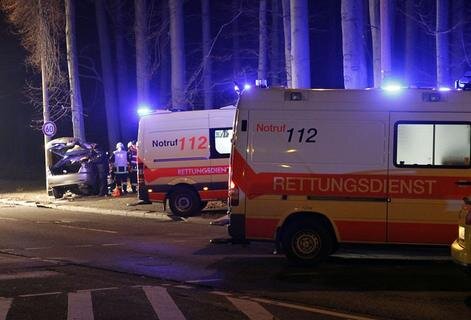 <p>
	Der Unfall ereignete sich kurz nach Mitternacht auf der B95. In Höhe der Wittgensdorfer Straße kam ein 20-Jähriger mit seinem Mazda 6 ins Schleudern.&nbsp;</p>
