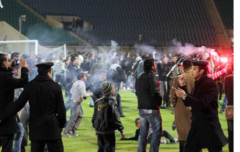 Die Zusammenstöße begannen, nachdem Fans von Al-Masri nach dem 3:1-Sieg gegen den Tabellenführer und Erzrivalen der ägyptischen Premier League Al-Ahli Sekunden nach dem Abpfiff das Spielfeld gestürmt hatten.