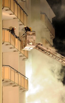 <p>
	Feuerwehrleute retteten die Mieter zum Teil mit einer Drehleiter aus der Wohnung. Die Ermittler gehen von Brandstiftung aus.</p>
