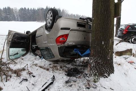 <p>
	Bei einem Unfall zwischen Naundorf und Grillenburg ist am Montag eine Renault-Fahrerin schwer verletzt worden.</p>

