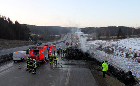<p>
	Infolge des Zusammenstoßes fing der Lkw Feuer, der Fahrer starb in den Flammen.</p>
