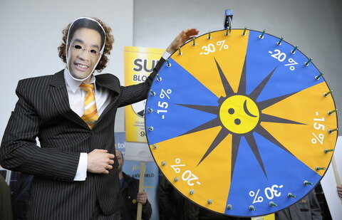 <p>
	Ein Mitarbeiter von Solarworld mit einer Maske von Wirtschaftsminister Philipp Rösler drehte symbolisch am Subventions-Glücksrad.</p>
