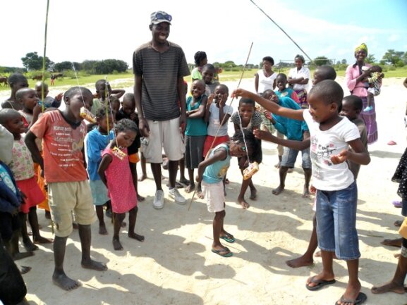 <p>
	Kinderparty am Okavango: Ingrid Poike hat am Samstag kleinere Schulkinder zum gemeinsamen Spielen am Fußballfeld eingeladen.</p>
