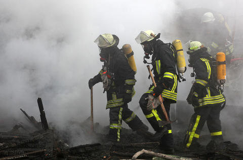 <p>
	Kameraden der Freiwilligen Feuerwehr inspizieren den Brandort.</p>
