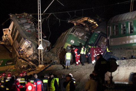 <p>
	Ministerpräsident Donald Tusk nannte den Unfall die &quot;schlimmste Zugkatastrophe&quot; in Polen in den vergangenen Jahren, nachdem er den Unglücksort am Sonntagmorgen mit Verkehrsminister Slawomir Nowak besucht hatte.</p>
