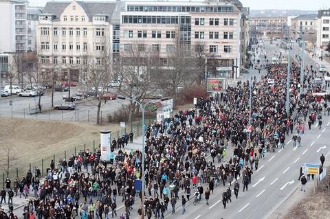 <p>
	Nach der Kundgebung am Hauptbahnhof zogen die Demonstranten in Richtung Innenstadt.</p>
