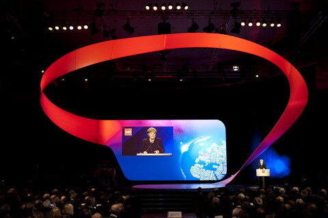 <p>
	Bundeskanzlerin Angela Merkel eröffnete die Messe am 05. März auf einer futuristischen Bühne.</p>
