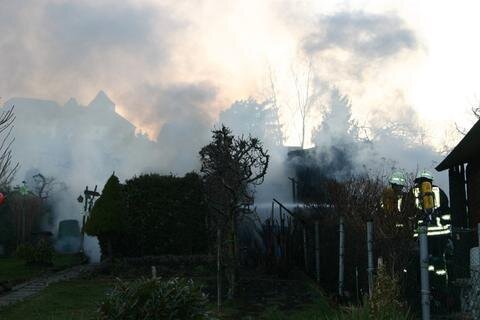 <p>
	Das Gebäude wurde zerstört. Die Flammen griffen auf eine weitere Laube, einen Gartenzaun und ein Gewächshaus über.&nbsp;</p>
