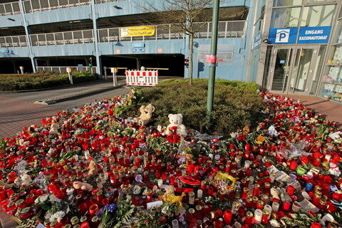 <p>
	Kerzen und Grablichter vor dem City-Parkhaus in Emden zeigten auch am Sonntag die Anteilnahme der Menschen am Schicksal des getöteten Mädchens.</p>
