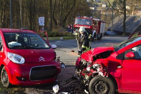 <p>
	Ein schwerer Verkehrsunfall hat sich am Montagmorgen auf der B 101 kurz vor dem Ortsausgang Thermalbad Wiesenbad in Richtung Schönbrunn ereignet.</p>
