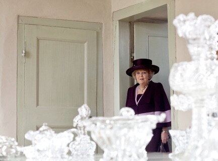 <p>
	Die Königin lernte dabei auch den Kristall- und Spiegelsaal kennen.</p>
