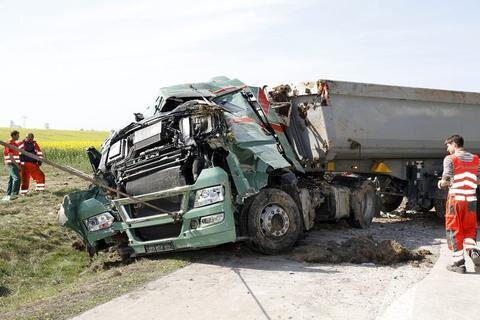 <p>
	Der Unfall eines mit gut 27 Tonnen Schutt beladenen Sattelzugs hat am Montagfrüh auf der A4 bei Rossau für Behinderungen gesorgt.</p>
