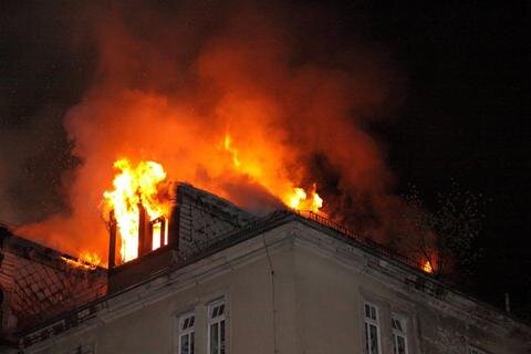 <p>
	Zu diesem Zeitpunkt stand bereits eine Rauchwolke über dem Viertel, meterhohe Flammen schlugen aus dem Dachgeschoss.</p>
