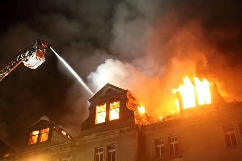 <p>
	Die Feuerwehr konnte mit ihrem Großeinsatz das Übergreifen der Flammen auf weitere Gebäudeteile verhindern.</p>
