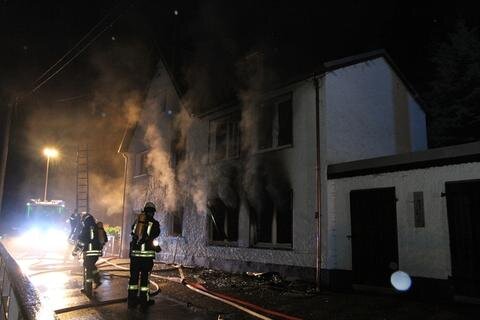<p>
	<span class="TextDown">Vermutlich wegen eines Blitzeinschlags geriet dieses Haus am Rosental in Falkenberg (Mittelsachsen) in Brand.</span></p>
