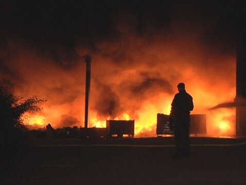 <p>
	Erneut ist in der Nacht in einer Recyclingfirma auf der Trabantstraße in Zwickau ein Feuer ausgebrochen.</p>
