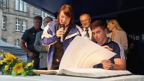<p>
	Auf dem Neumarkt haben am Donnerstag rund 150 Sportbegeisterte die Chemnitzer Olympia-Teilnehmer empfangen. Kugelstoßer David Storl trug sich ins Goldene Buch ein.</p>

